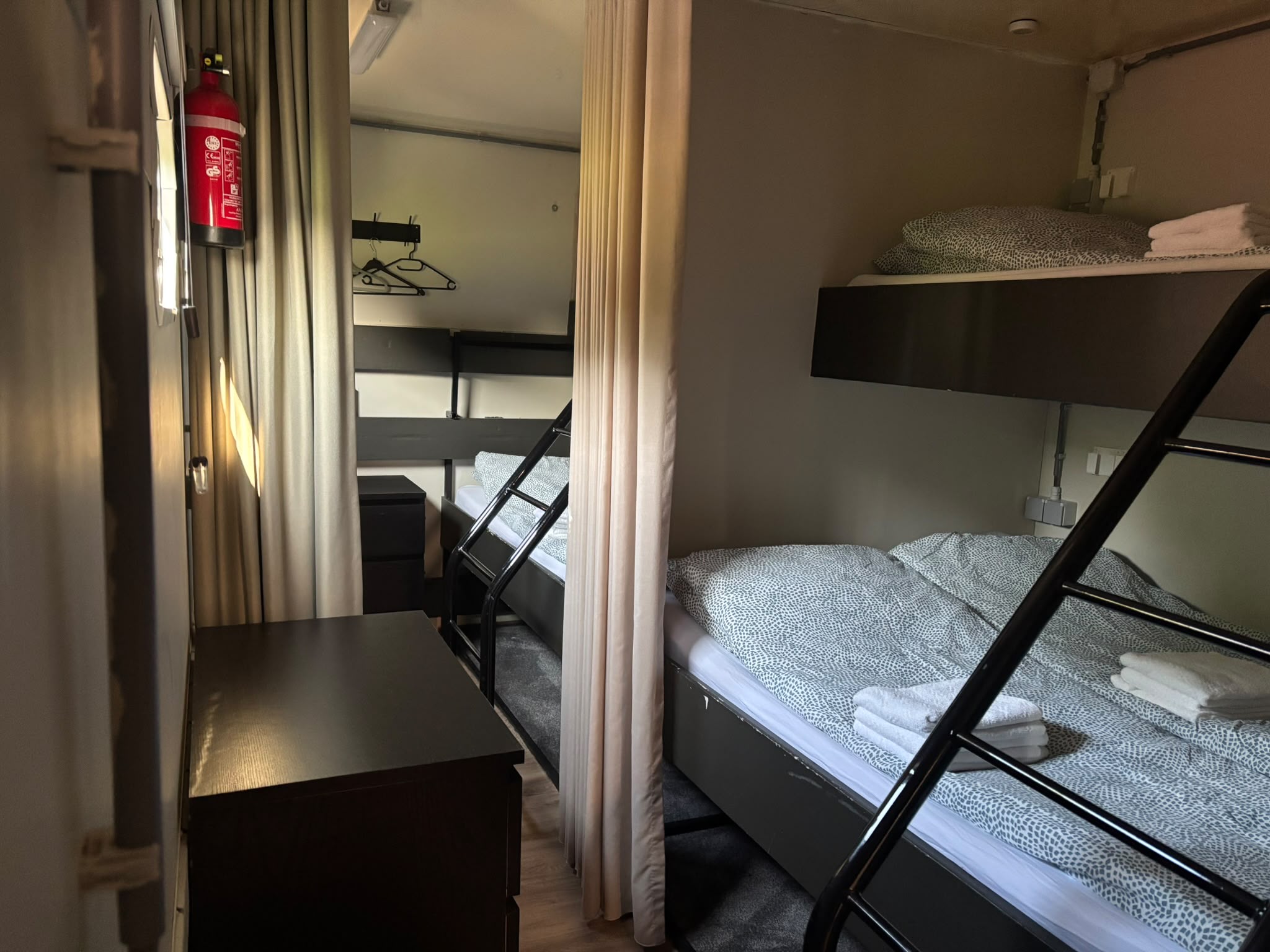 Ruime leefruimte in de 9-persoons camper